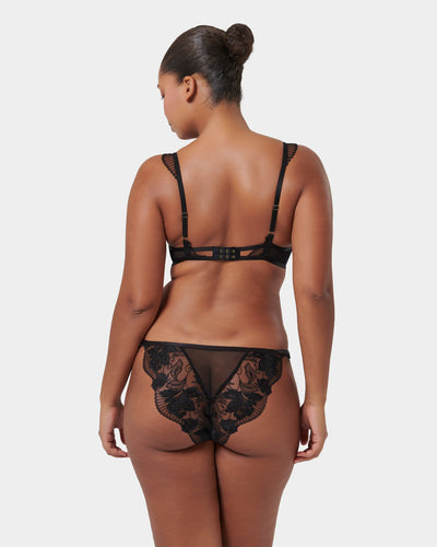 Set: Gabriella Black